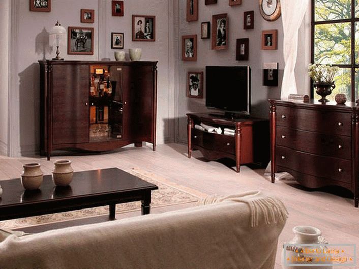 Möbel für ein Gästezimmer im Wenge-Stil. Die Kontrastfarbe hebt sich vor dem Hintergrund eines hellen Finishs positiv ab.