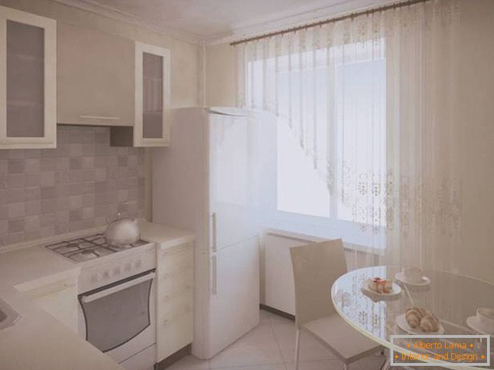 Ein kleiner Küchenraum kann optisch erweitert werden, wobei ausschließlich Weiß zur Dekoration verwendet wird. 