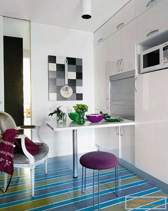 Schlichtes Design einer kleinen Küche in einer modernen Wohnung