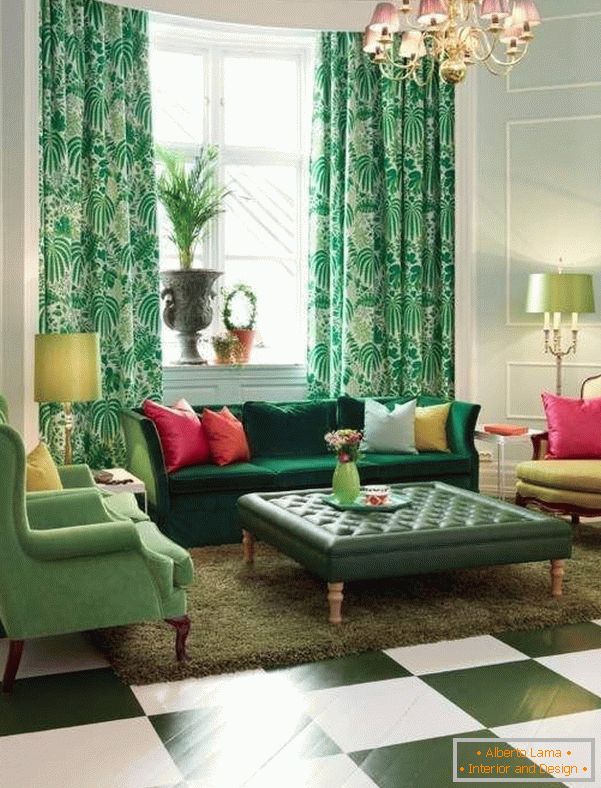 Sessel in verschiedenen Farben und Sofa