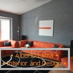 Orange Möbel in einem grauen Raum