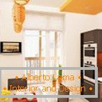 Orange-weißer Kücheninnenraum
