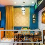 Die Kombination aus blauen Wänden und orangefarbenen Möbeln
