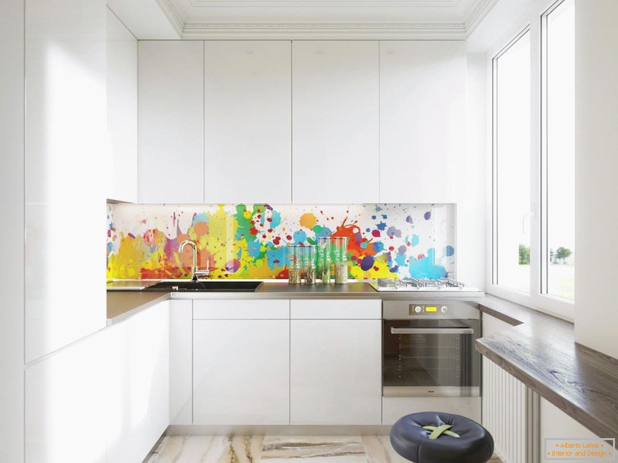 Eine farbige Glasschürze in einer weißen Küche