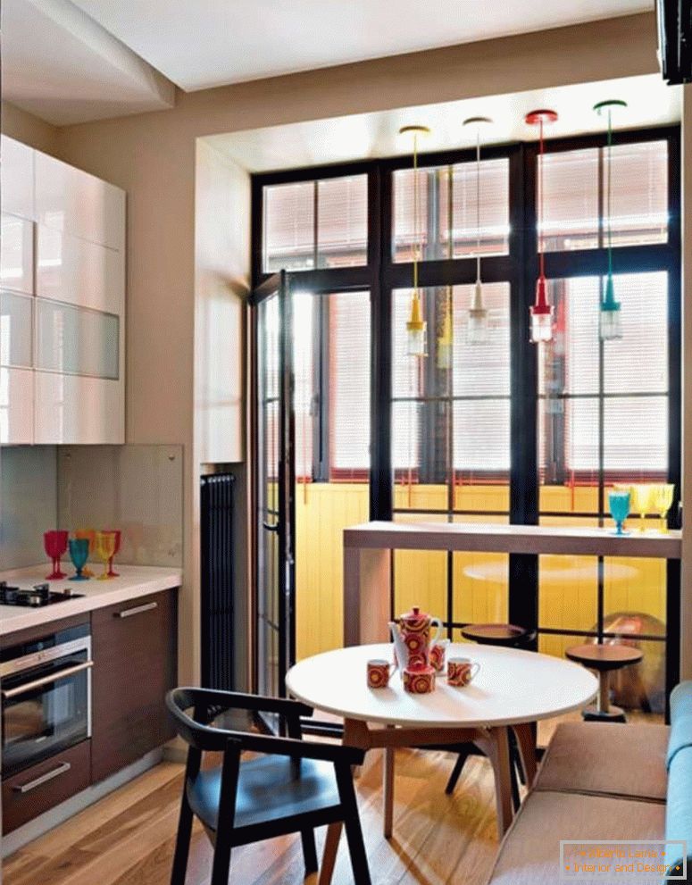 Küche mit Fenstern im Boden