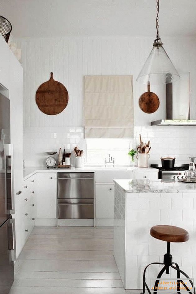 Eine kleine Küche in weißer Farbe mit einem Federmäppchen und einem Bartheke
