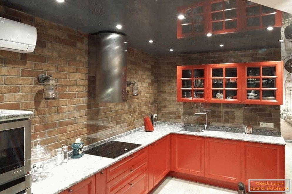 Eckküche in Rot ohne Oberschränke über der Arbeitsfläche