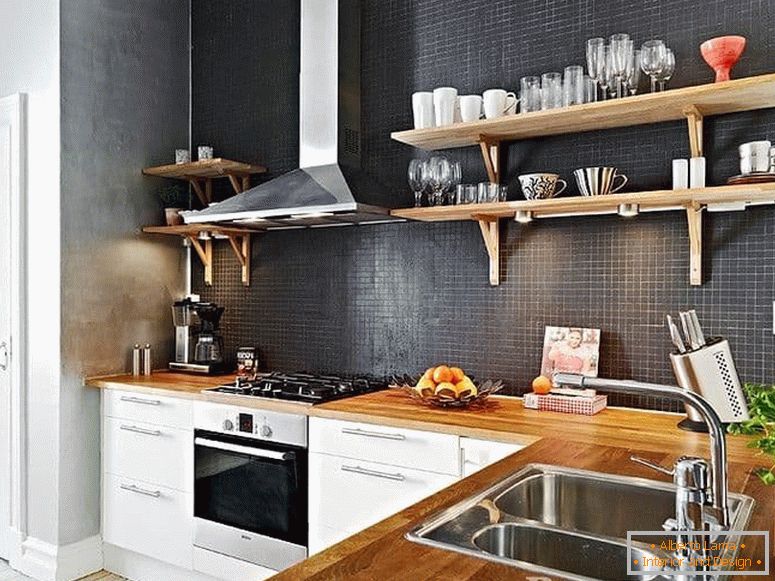 Eckküche mit Regalen aus Holz zum Aufbewahren von Geschirr