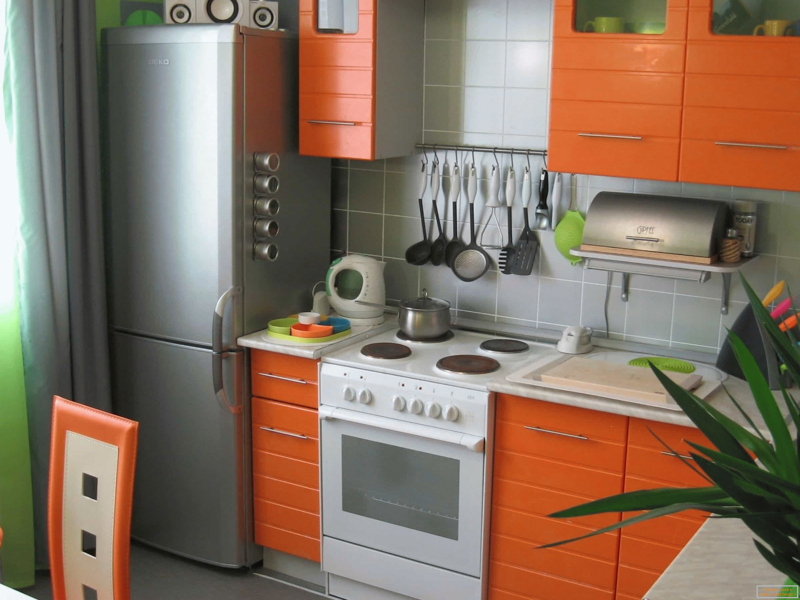 Orange Küche von kleinem Bereich