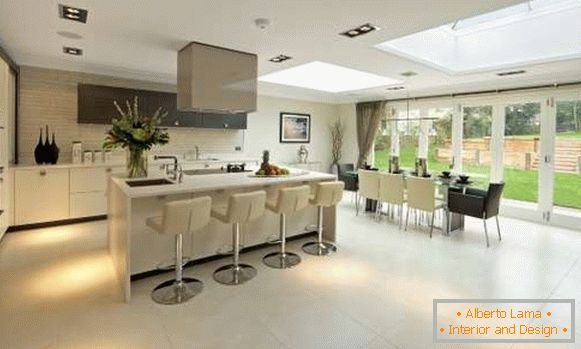 Küchenküchenentwurf in einem privaten Haus - Foto kombiniert mit Wohnzimmer