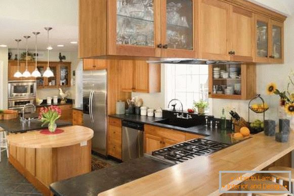 Eckküche des modernen Designs mit einer scharfen und hölzernen Stange - Foto in einem privaten Haus