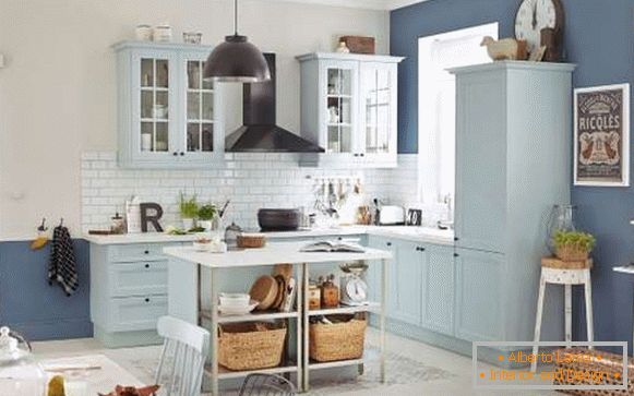 Blaue Eckküche mit weißen Fliesen und blauen Wänden im Inneren eines privaten Hauses