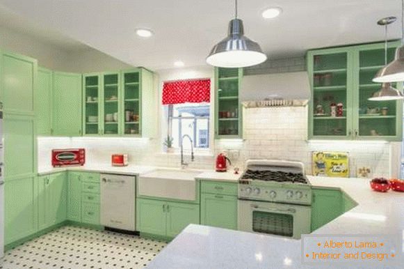 Grüne Eckküche in einem privaten Haus - modernes Design auf dem Foto