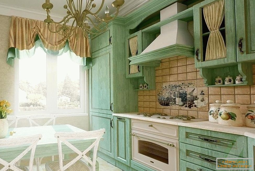 Grüne Möbel in Kombination mit beigefarbenen Vorhängen und Fliesen
