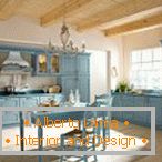 Blaue Möbel in der Küche