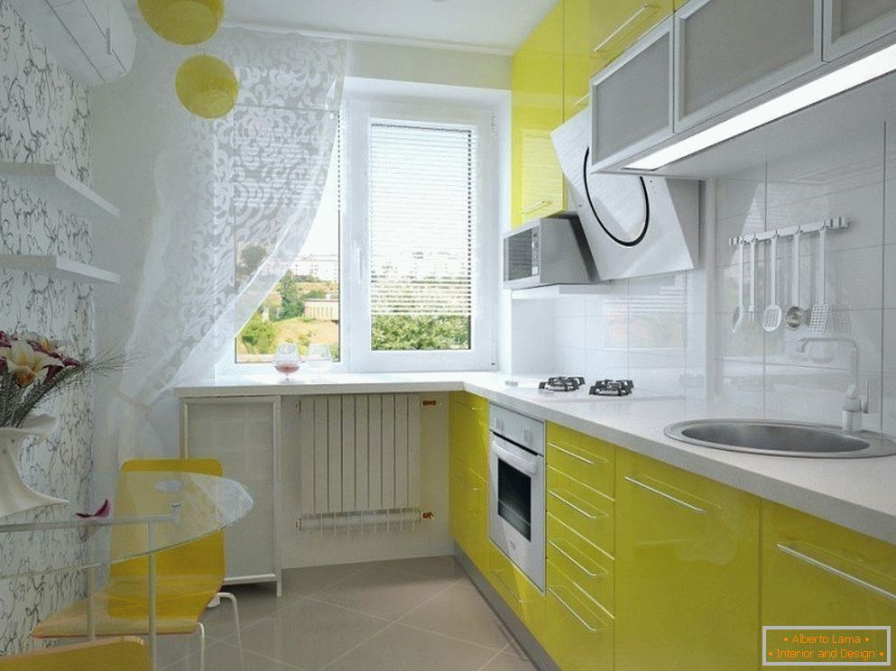 Kücheninnenraum in der weißen und gelben Farbe