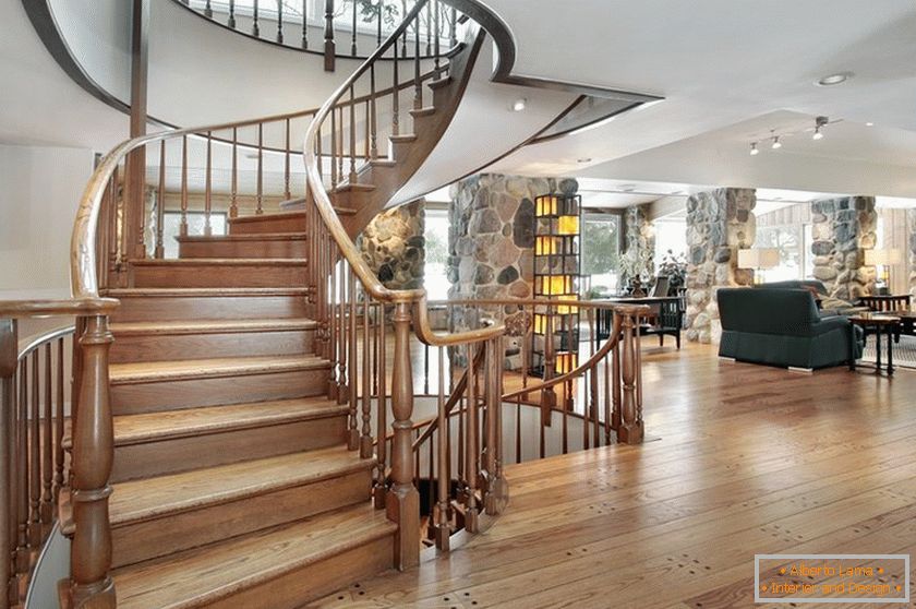 Eine einfache klassische Treppe in einem großen Haus