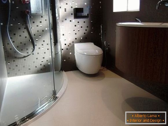 Kombiniertes Badezimmer mit hängenden Sanitäranlagen und Dusche