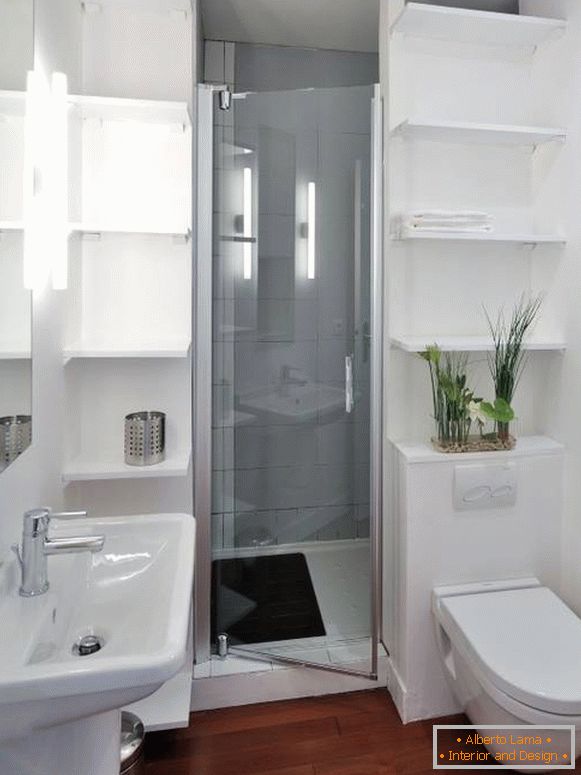 Innenraum eines kombinierten Badezimmers mit einem ungewöhnlich bequemen Plan