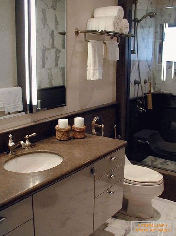 Elegantes Design eines kombinierten Badezimmers im klassischen Stil