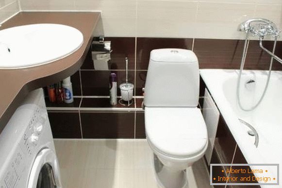 Design eines kombinierten Badezimmers mit einer Waschmaschine