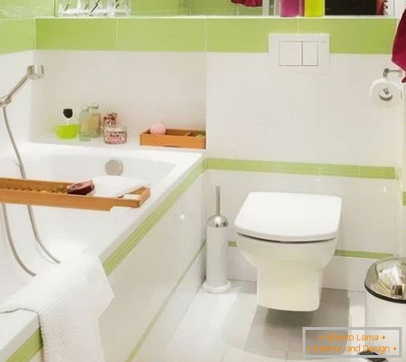 Kleines kombiniertes Badezimmer mit weiß-grünen Fliesen