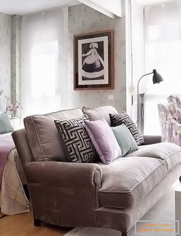 Weiches Sofa mit Kissen