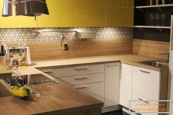 Schöne Küche im Design einer kleinen Wohnung von 30 qm