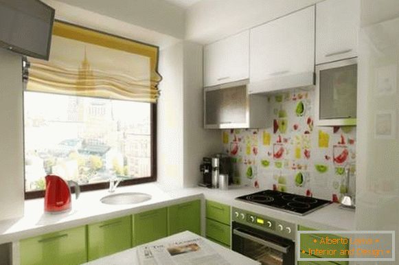 Kleine Fotozimmer - Design der weißen und grünen Küche in der Wohnung