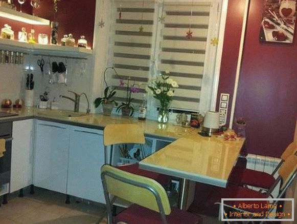 Küche mit einer Bar im Design einer kleinen Wohnung in Chruschtschow