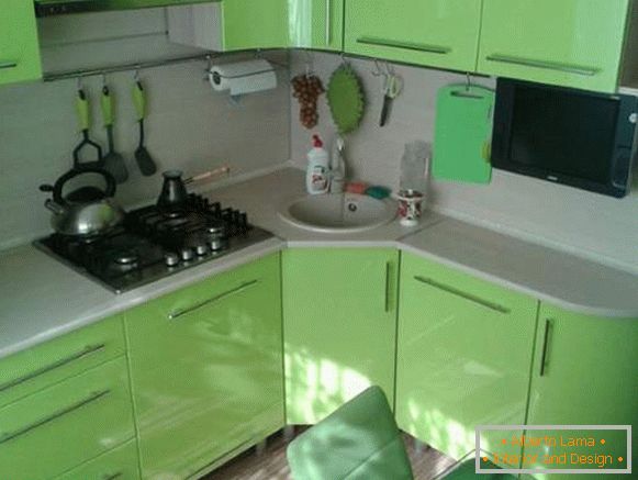 Innenraum der grünen Küche im Design einer kleinen Wohnung von 30 Quadrat. M