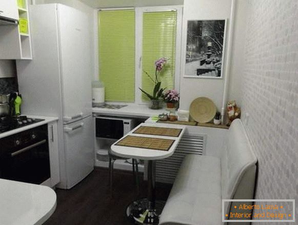 Design von kleinen Zimmern in der Wohnung: eine Küche mit einem Bartresen anstelle eines Tisches