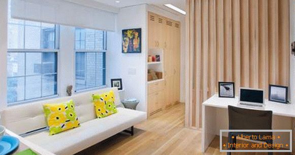 Das Design der kleinen Zimmer in einer Wohnung ist in 2 Zonen unterteilt