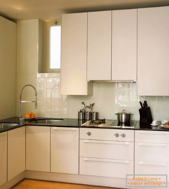 Modernes Design einer kleinen Küche in weißer Farbe