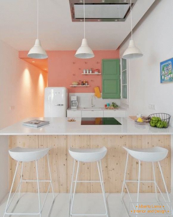 Innenraum einer kleinen Küche, die mit einer Wohnzimmerwohnung kombiniert wird