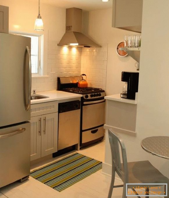 Modernes Design einer kleinen Küche mit einem Kühlschrank auf dem Foto