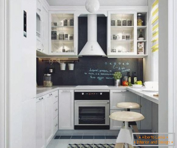 Modernes Design einer kleinen Küche von 6 qm mit einer Theke statt einer Fensterbank