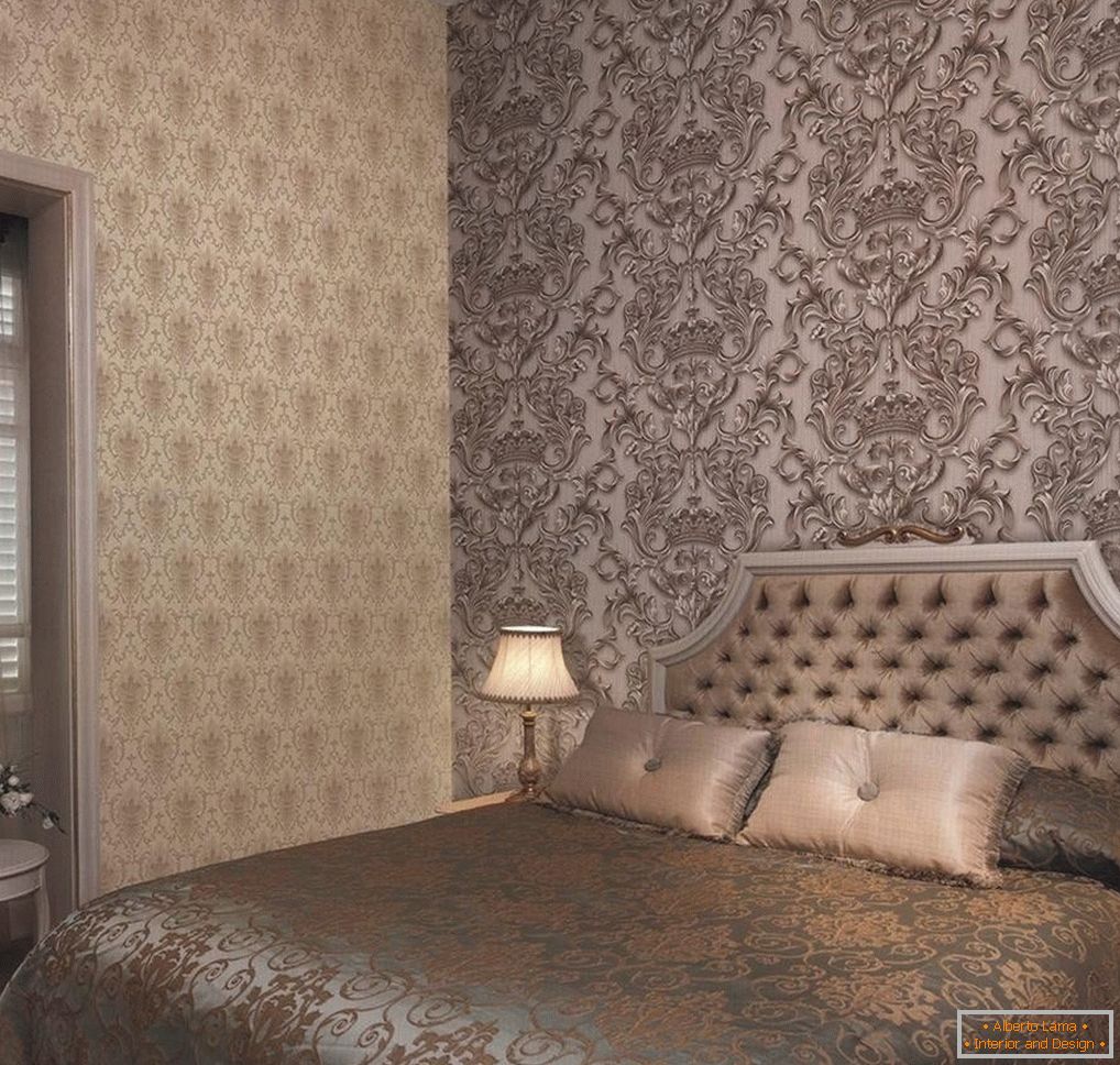 Die Kombination verschiedener Muster an der Wand im Schlafzimmer