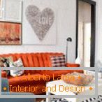 Die Kombination aus orange und blauen Möbeln