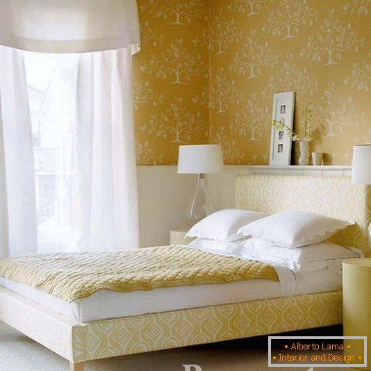 Schlafzimmer mit gelber Tapete