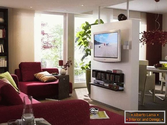 Design einer Einzimmerwohnung - durch eine Trennwand mit TV in zwei Zonen unterteilt