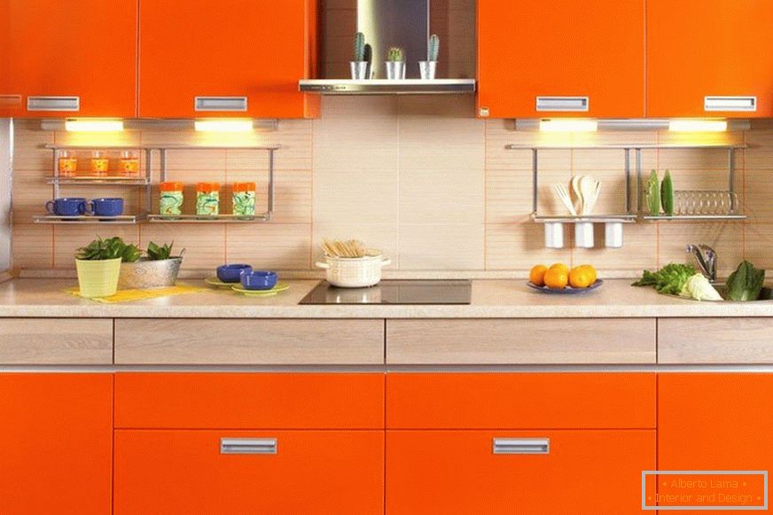 Dekor der orange Küche in der Wohnung