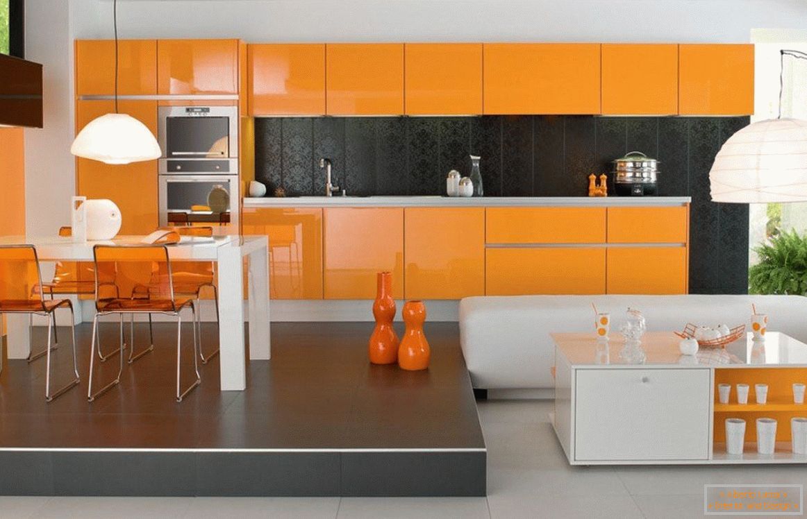 Schwarze Schürze in der orange Küche