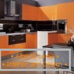 Die Kombination von Orange und Grau in der Küche