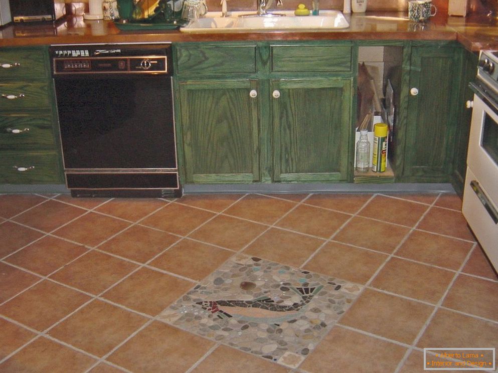 Diagonale Verlegung von Fliesen auf dem Küchenboden