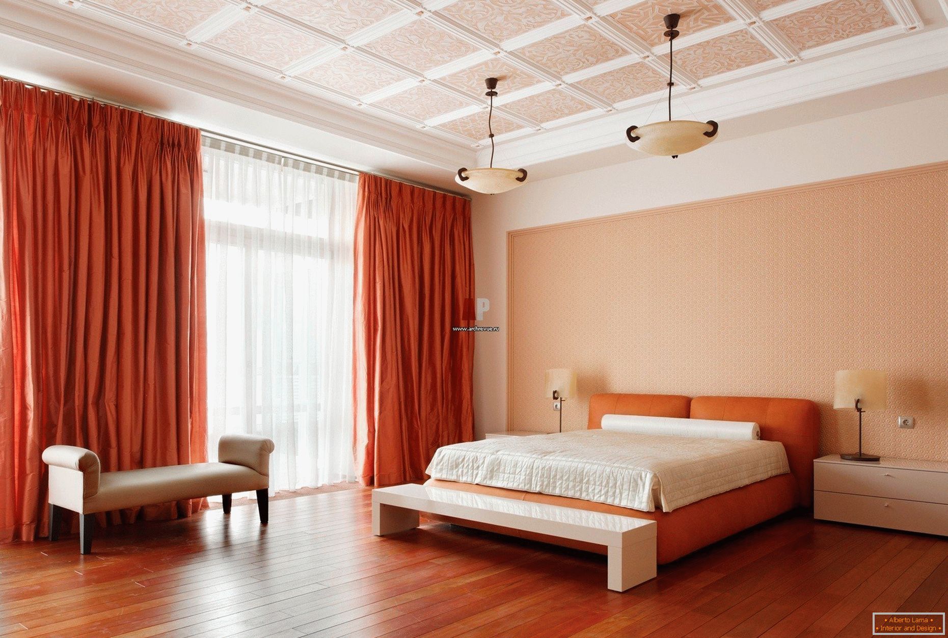 Orange Vorhänge und Bett im Schlafzimmer