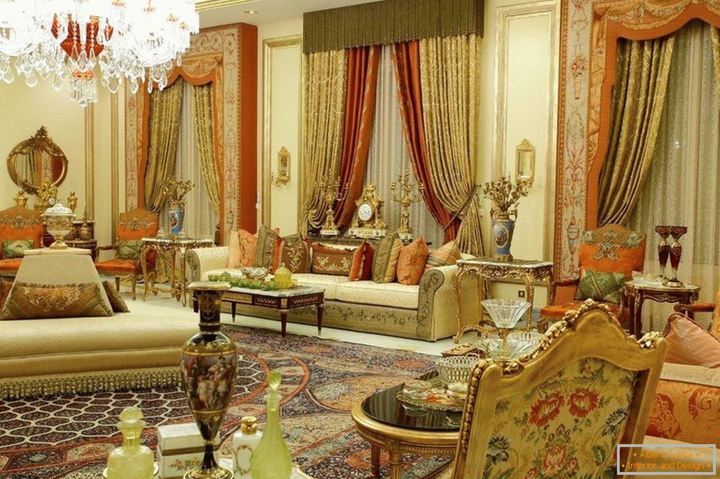 Ein Zimmer mit orientalischen Möbeln und Vorhängen