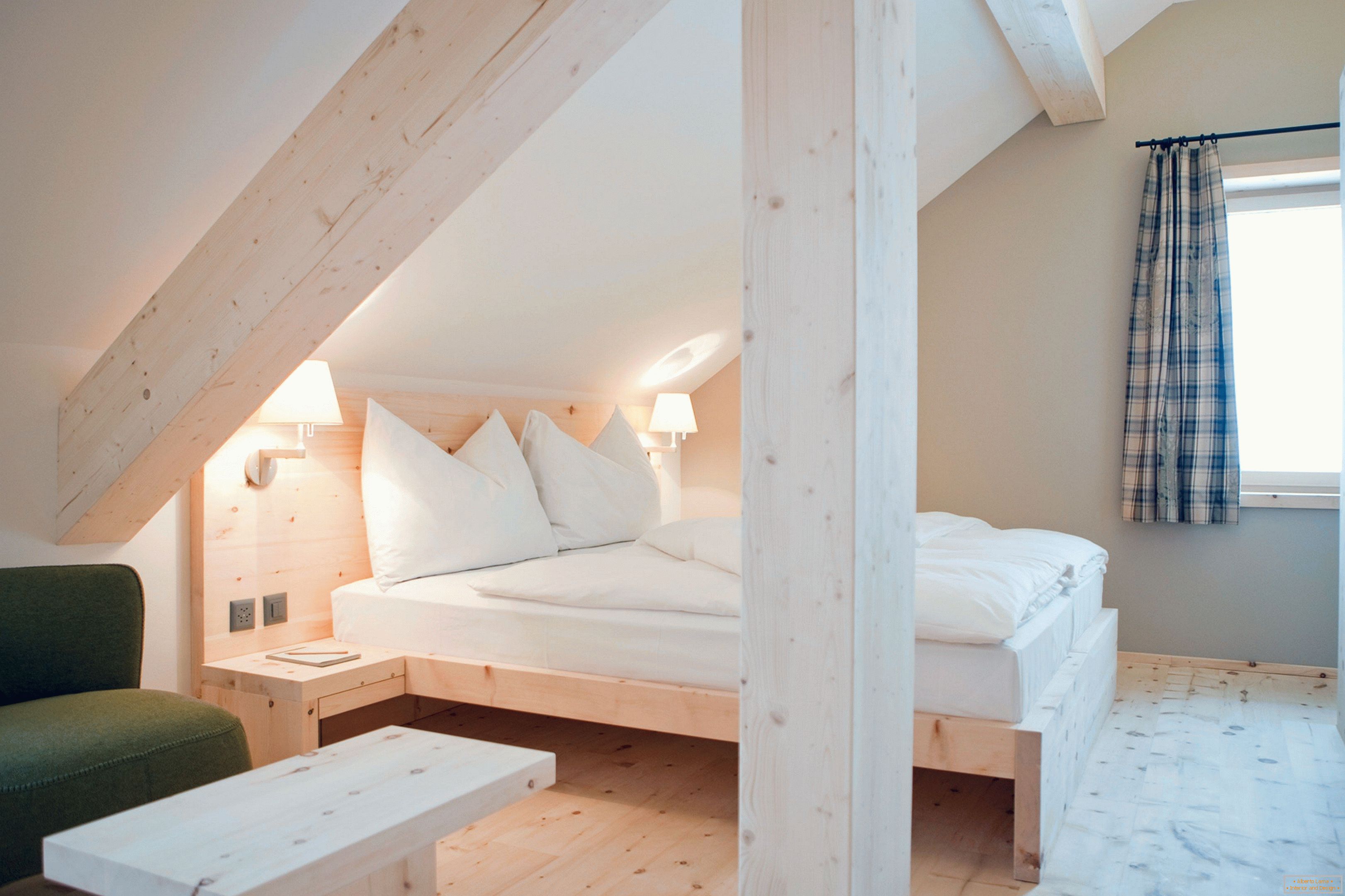 Umweltfreundliches Schlafzimmer mit Holzverkleidung