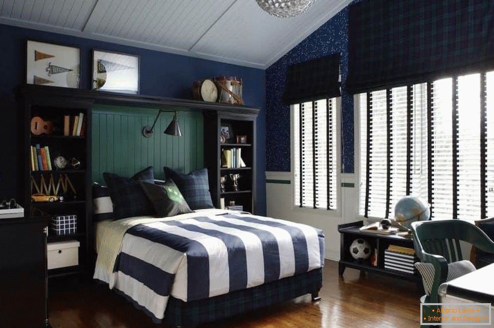 Großes Schlafzimmer für einen Jungen in Blautönen