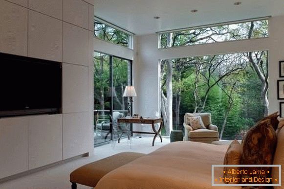 Umweltfreundliche Schlafzimmerart mit großen Fenstern